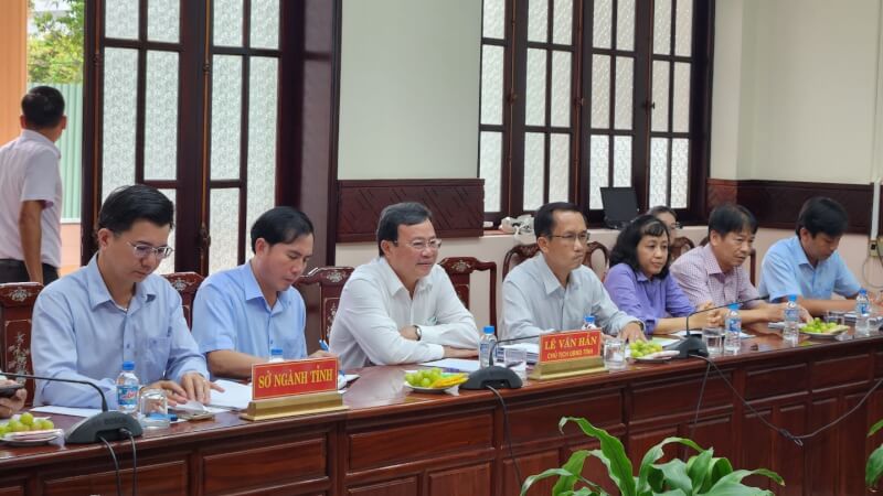 Ảnh: Ông Lê Văn Hẳn, Chủ tịch UBND tỉnh (giữa) và sở ngành tỉnh tại buổi tiếp và làm việc